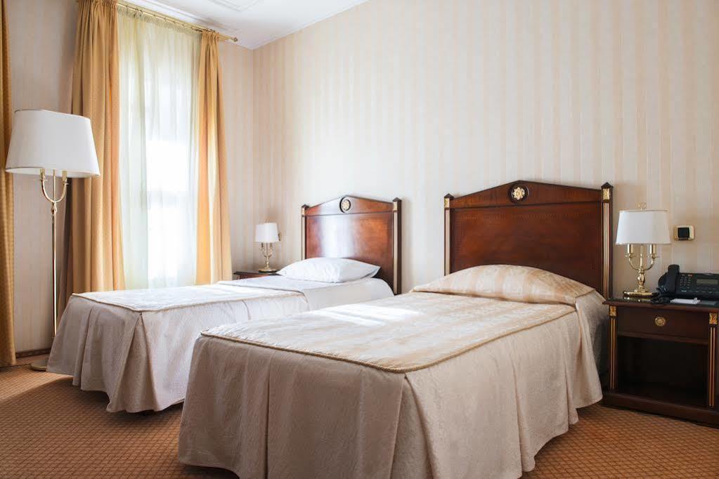Optima Collection Podil Plaza Hotel Киев Екстериор снимка