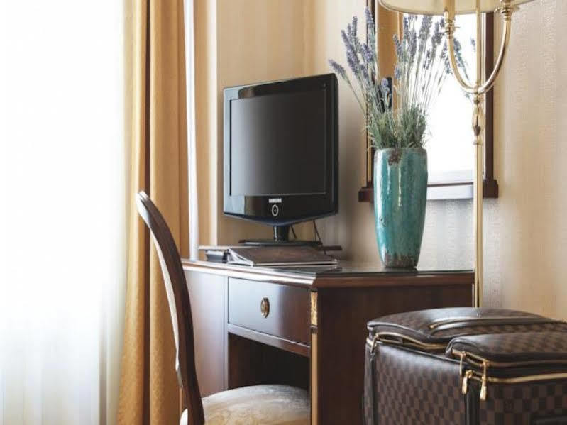 Optima Collection Podil Plaza Hotel Киев Екстериор снимка