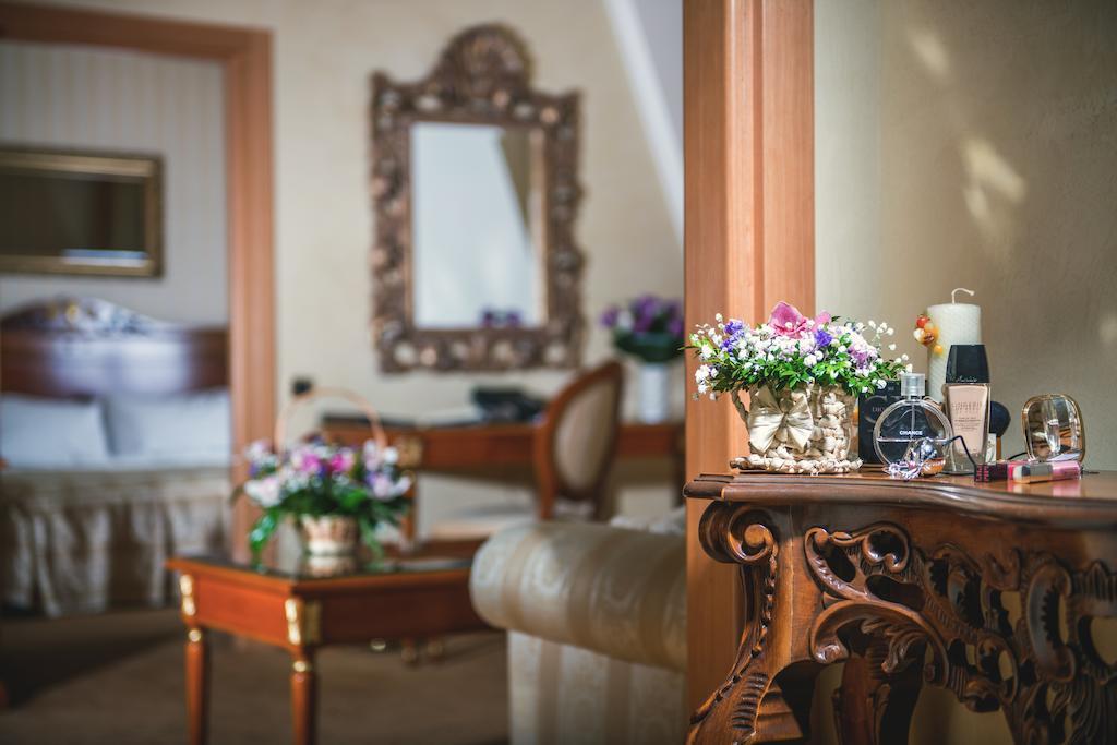 Optima Collection Podil Plaza Hotel Киев Екстериор снимка